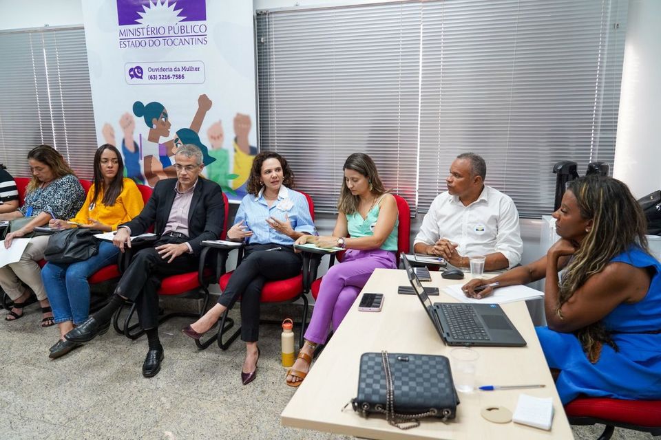 Grupo de pessoas sentadas lado a lado na reunião da Rede Interinstitucional